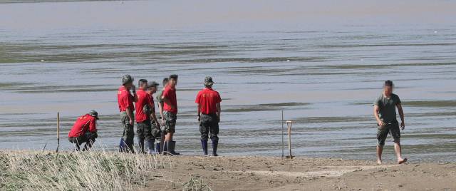 19일 오전 경북 예천군 호명면서 수색하던 해병대원 1명이 급류에 휩쓸려 실종된 가운데 해병대 전우들이 침울한 표정으로 구조 소식을 기다리고 있다. 연합뉴스