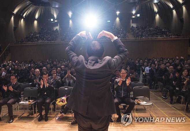 2016년 서울시청 직원 정례조례에서 하트모양을 그리는 당시 박원순 시장 [연합뉴스 자료사진]