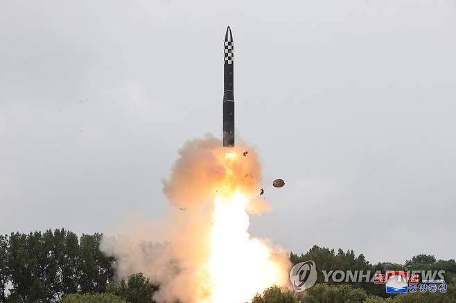 북한 미사일 발사 [조선중앙통신 연합뉴스 자료 사진. 국내에서만 사용가능. 재배포 금지. For Use Only in the Republic of Korea. No Redistribution]