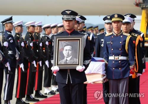 국방부 의장대, 황기환 애국지사 유해 봉송     (영종도=연합뉴스) 국방부 의장대가 2023년 4월 10일 오전 인천국제공항 제2터미널 주기장에서 열린 황기환 애국지사 유해 영접행사에서 봉송하고 있다.
 [연합뉴스 자료사진]