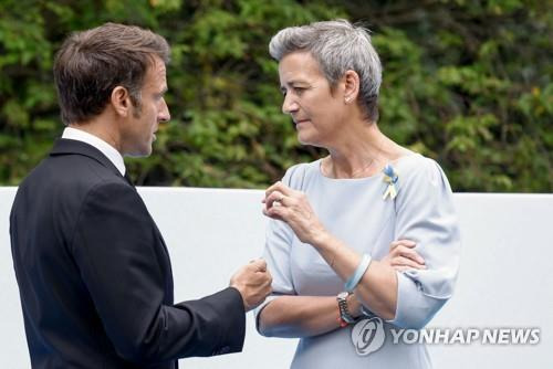 에마뉘엘 마크롱 프랑스 대통령과 마르그레테 베스타게르 EU 경쟁담당 집행위원 [AFP 연합뉴스 자료사진]