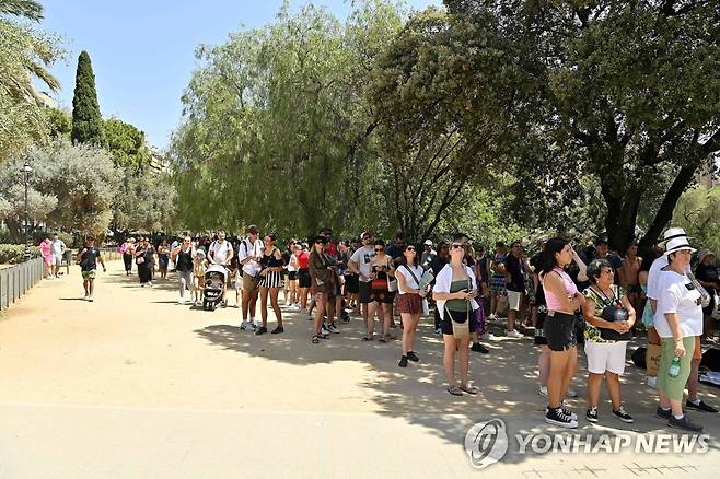 18일(현지시간) 바르셀로나 사그라다 파밀리아 성당 앞에서 줄지어 서 있는 관광객들. [AFP=연합뉴스]