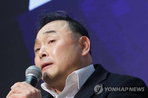 2022 대한민국 스포츠 영웅 이봉주  2022 대한민국 스포츠 영웅으로 선정된 육상인 이봉주 선수가 2022년 11월 29일 오후 서울 송파구 서울올림픽파크텔에서 열린 2022 대한민국 스포츠영웅 헌액식에서 소감을 밝히고 있다.
 [연합뉴스 자료사진]