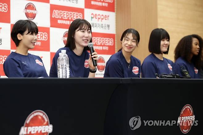 발언하는 페퍼저축은행 박정아 (광주=연합뉴스) 조남수 기자 = 19일 광주 서구 염주체육관에서 열린 페퍼저축은행 배구단 AI페퍼스 미디어데이에서 박정아가 발언하고 있다. 2023.7.19 iso64@yna.co.kr