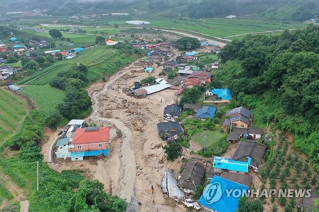 산사태 할퀴고 간 마을 (예천=연합뉴스) 윤관식 기자 = 지난 16일 오전 경북 예천군 감천면 벌방리 마을이 산사태로 초토화된 채 복구를 기다리고 있다. 2023.7.16 psik@yna.co.kr