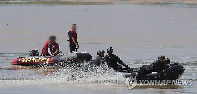 해병장병 수색에 투입된 해병대 (예천=연합뉴스) 윤관식 기자 = 19일 오전 경북 예천군 호명면서 수색하던 해병대 장병 1명이 급류에 휩쓸려 실종된 가운데 해병대 특수 수색대와 해병대 전우회가 실종 지점에서 수색에 나서고 있다. 2023.7.19 psik@yna.co.kr