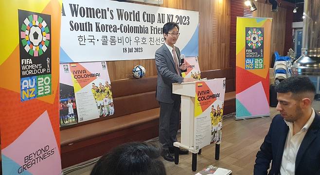 2023 FIFA 여자월드컵 축구 한국-콜롬비아 우호·친선의 밤 행사 (시드니=연합뉴스) 정동철 통신원 = 한국-콜롬비아 우호·친선의 밤 행사에서 이태우 주시드니총영사가 축사를 하고 있다. 2023.7.18. dcj@yna.co.kr