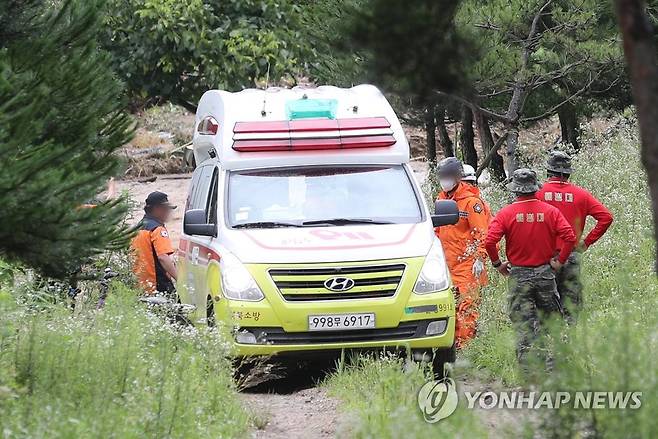 예천 제곡리서 실종자 수습 (예천=연합뉴스) 윤관식 기자 = 18일 오전 경북 예천군 용문면 제곡리 한천 인근에서 해병대원이 발견한 실종자를 119구급대가 인계받고 있다. 2023.7.18 psik@yna.co.kr