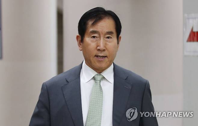 법정 향하는 조현오 이명박 정부 시절 경찰의 댓글 여론공작을 지휘한 혐의를 받는 조현오 전 경찰청장이 2019년 6월 3일 오전 속행공판이 열리는 서초동 서울중앙지방법원 법정으로 향하고 있다. [연합뉴스 자료사진]