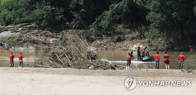 실종 해병대 장병 수색 (예천=연합뉴스) 김동민 기자 = 해병대원과 소방이 19일 오전 경북 예천군 일대에서 수색 중 급류에 휩쓸려 실종된 해병대 장병을 찾고 있다. 2023.7.19 image@yna.co.kr