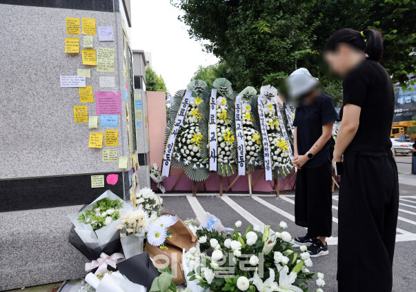 서울시교육청 등에 따르면 지난 18일 오전 서울 서초구 서이초등학교에서 1학년 담임인 A씨(23)가 극단적인 선택으로 사망하는 일이 발생했다. 20일 오전 서초구 서이초등학교 앞에서 시민들이 고인을 추모하고 있다. (사진=노진환 기자)