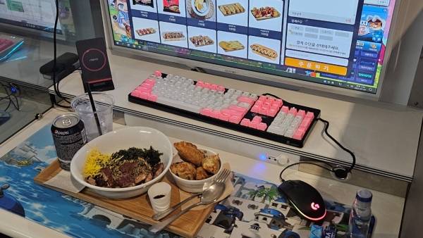 - 강 디렉터 좌석 '식사가 나온지 꽤 오랜 시간이 지났지만 유저들을 먼저 챙겼다"