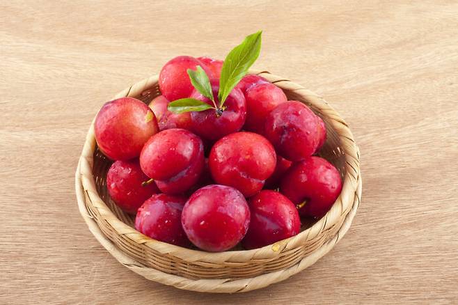 여름이 제철인 자두는 뼈 건강을 튼튼하게 하는 식품 중 하나다. [사진=클립아트코리아]