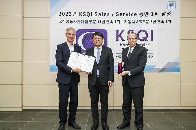 GM 한국사업장 부평 본사에서 로베르토 렘펠 GM 한국사업장 사장 겸 CEO(왼쪽부터)와 이립 한국능률협회컨설팅 CCO, 구스타보 콜로시 GM 한국사업장 영업·서비스 부문 부사장이 GM 한국 사업장의 2023년 KSQI 국산자동차판매점 및 AS 부문 동반 1위 수상을 축하하고 있는 모습.(한국GM 제공)