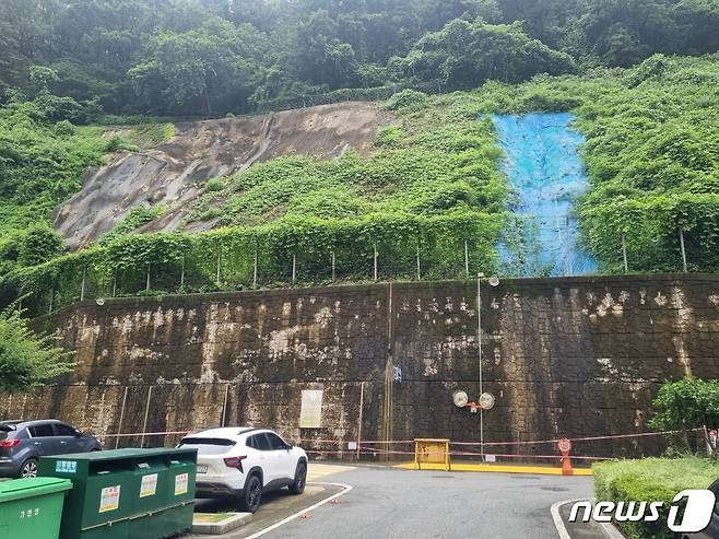 19일 김해 삼계동 북부두산위브아파트 101동 앞에서 올려다 본 급경사지 모습,/뉴스1 이현동 기자