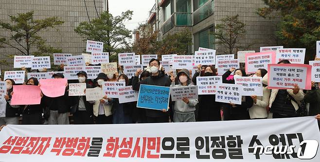 기 화성시에 위치한 '수원 발발이'로 불리는 연쇄 성폭행범 박병화의 자택 앞에서 지역 학부모들과 정명근 화성시장이 법무부를 규탄하며 박병화의 퇴거를 요구하고 있다.  /뉴스1