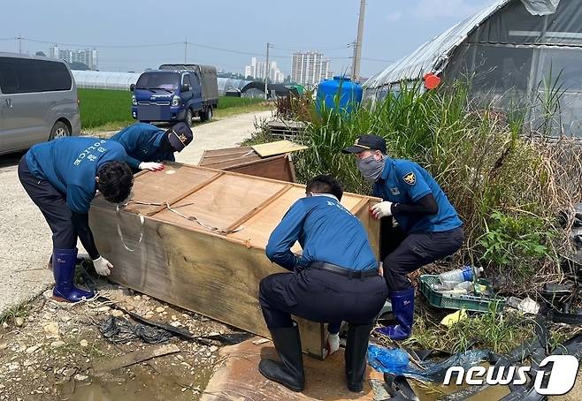 전북청 1기동대가 집중호우로 인해 피해를 입은 완주군 삼례읍의 하우스에서 복구작업에 나서고 있다.(전북경찰청 제공)2023.7.20/뉴스1