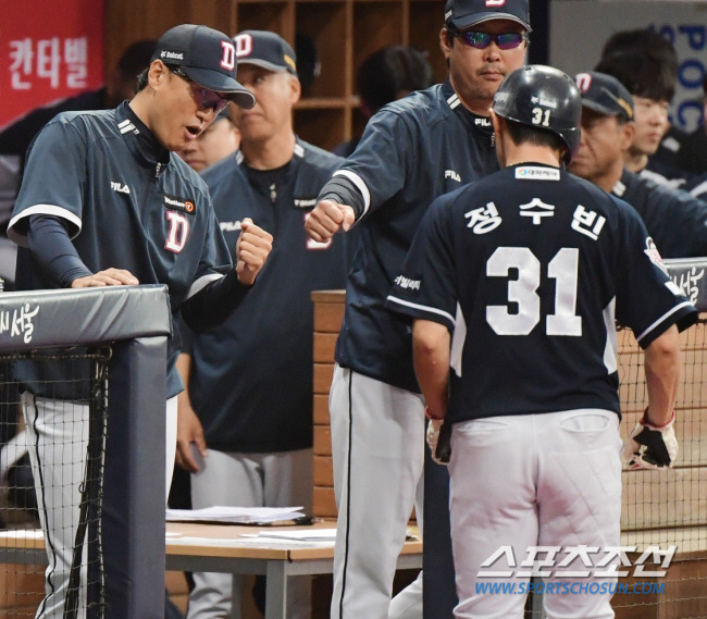 홈인한 정수빈을 이승엽 감독이 환영하고 있다. 고척=정재근 기자 cjg@sportschosun.com