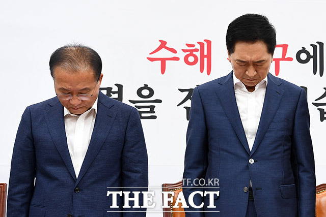 김기현 국민의힘 대표(오른쪽)와 윤재옥 원내대표가 20일 오전 서울 여의도 국회에서 열린 최고위원회의에서 묵념을 하고 있다. /국회=남용희 기자