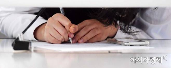 최근 좁아진 취업 문턱으로 인해 이력서 허위기재의 유혹에 빠지는 청년들이 늘고 있다. 이는 채용 경쟁률이 치열할수록 부족한 스펙에 한계를 느끼거나, 탈락 이유가 스펙 때문이라고 생각하는 이들이 많아서다. [사진=아시아경제]