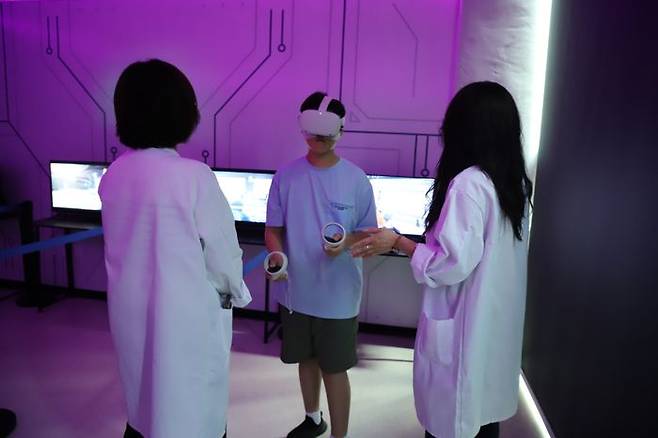 ‘청소년 AR·VR 진로 체험관’을 이용하고 있는 청소년들.ⓒ안산시