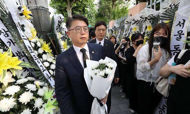 장상윤 교육부 차관이 20일 오후 교사가 교내에서 극단적 선택을 한 서울 서초구의 한 초등학교를 방문하고 있다. 뉴스1