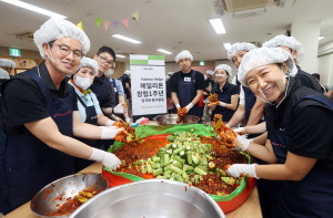 헤일리온 한국법인 직원들이 창립 1주년을 맞아 서울시 관악구 소재 신림종합사회복지관에서 전 직원 봉사활동을 진행하고 있다./헤일리온 제공