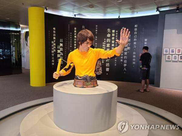 이소룡 50주기 추모 전시회에 있는 이소룡의 상반신 조각상. (사진=연합뉴스)