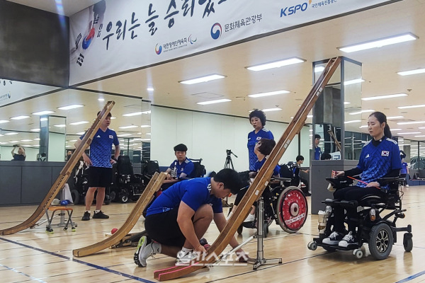 지난 14일 이천 장애인체육종합훈련원에서 훈련 중인 보치아 선수들. 이천=윤승재 기자