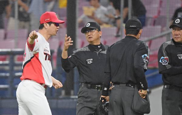 김종국 KIA 감독이 지난 13일 삼성전에서 3피트 규정 판정과 관련해 심판진에 항의하고 있다. 사진=KIA 제공