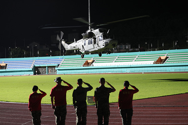 수색 중 실종됐다 숨진 채 발견된 해병 장병을 태운 헬기가 전우들의 경례를 받으며 이륙하고 있다