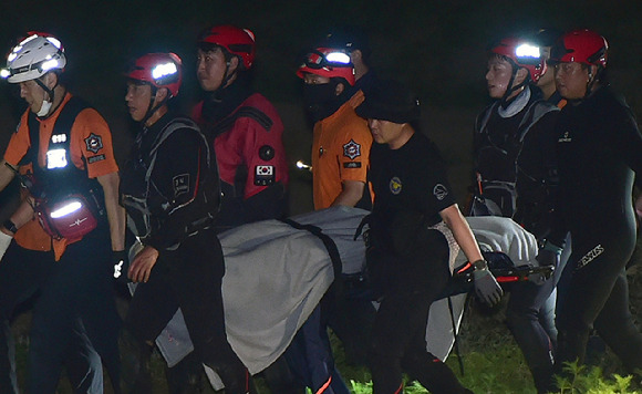 19일 오후 경북 예천군 호명면 고평교 인근에서 실종된 해병대 장병 시신이 인양돼 구급차로 향하고 있다. 2023.07.20. [사진=뉴시스]