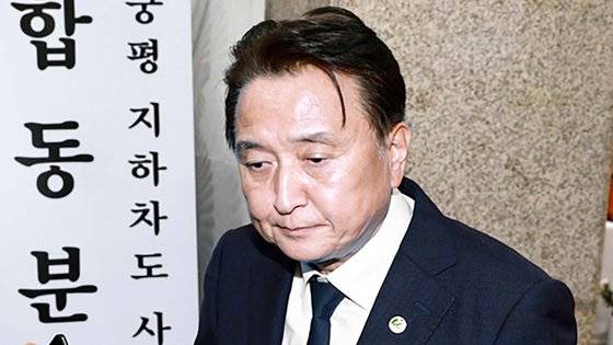 20일 충북도청 신관 1층 민원실 앞에 마련된 청주 오송 지하차도 참사 합동분향소에 방문한 김영환 충북지사. 연합뉴스