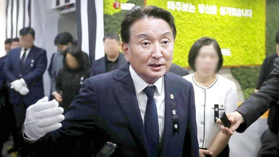 김영환 충북지사가 20일 오전 충북도청에 마련된 청주 오송 지하차도 참사 합동분향소에 방문해 기자들의 질문에 대답하고 있다. 연합뉴스