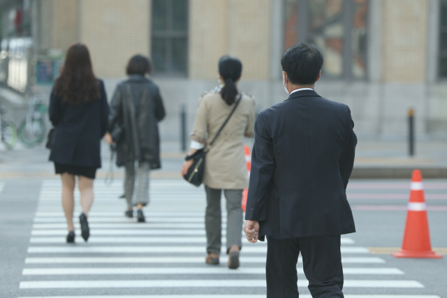 ▲ 서울 종로구 광화문네거리에서 직장인들이 출근하고 있다. [연합뉴스 자료사진]