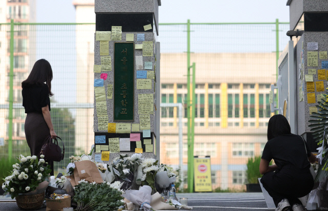 ▲ 20일 오전 서초구 서이초교 앞에 국화꽃과 추모메시지가 가득 놓여 있다. 교육계에 따르면 이 학교 담임 교사 A씨가 학교 안에서 극단적 선택을 해 숨지는 일이 발생했다. 연합뉴스