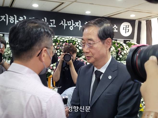 한덕수 국무총리가 20일 낮 충북도청에 마련된 ‘오송 지하차도 참사’ 합동분향소를 찾아 유가족을 위로하고 있다. 이삭 기자.