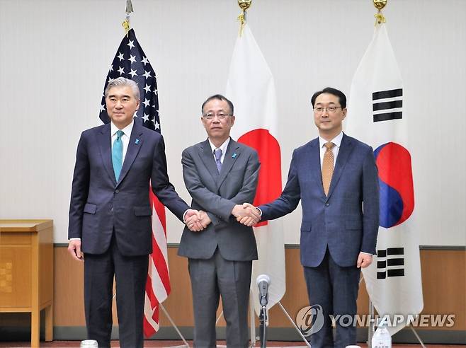 Kim Gunn (right), South Korea's special representative for Korean Peninsula peace and security affairs, poses for a photo with Sung Kim (left), U.S. special envoy for North Korea, and Takehiro Funakoshi, head of the Japanese foreign ministry's Asian and Oceanian Affairs Bureau, during their talks on North Korea in Karuizawa, Japan, on Thursday, in this photo provided by Seoul's foreign ministry. (Yonhap)