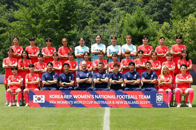 한국 여자 축구대표팀이 7일 파주트레이닝센터(NFC)에서 최종 명단 23인을 확정한 후 단체 사진을 찍고 있다. KFA제공