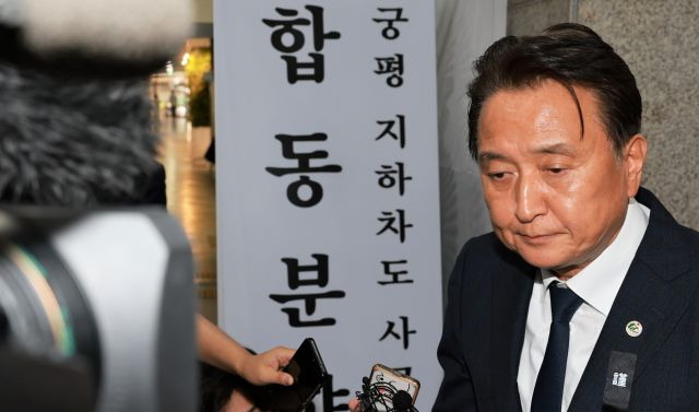 충북도청에 설치한 오송 지하차도 참사 희생사 합동분향소에서 20일 김영환 충북지사가 취재진의 질문에 답하고 있다. 충북도청 제공