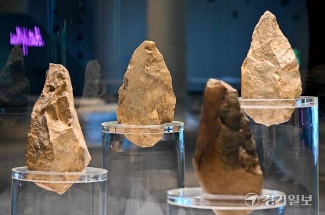 1978년 연천 전곡리 유적에서 동아시아 최초로 아슐리안형 주먹도끼가 발견됐다. 전곡리에서 발견된 주먹도끼. 윤원규기자