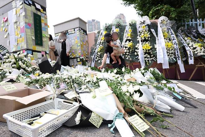 20일 오후 신규교사가 극단적 선택을 한 서울 서초구 서이초등학교 앞에서 열린 추모행사에서 추모객들이 헌화하고 있다. / 사진=연합뉴스