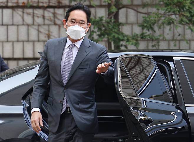 ▲ 삼성물산과 제일모직의 부당 합병과 이를 위한 회계 부정을 지시한 혐의를 받는 이재용 삼성전자 회장이 4월7일 오전 서울 서초구 서울중앙지법에서 열린 속행공판에 출석하기 위해 차에서 내리고 있다. ⓒ 연합뉴스