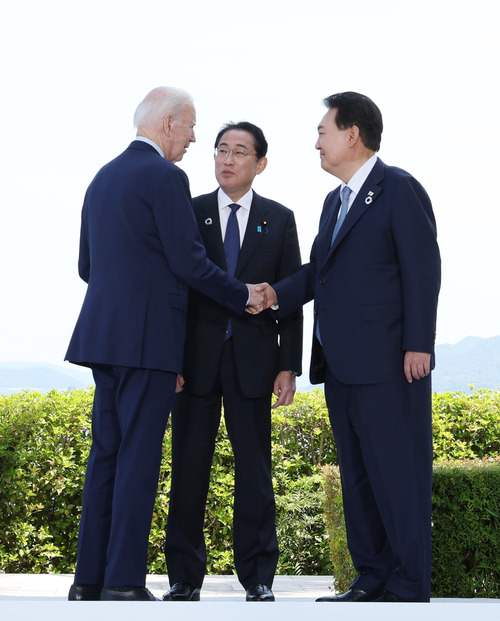 지난 5월 21일 일본 히로시마에서 개최된 G7 정상회의에서 윤석열 대통령과  조 바이든 미국 대통령, 기시다 후미오 일본 총리가 그랜드프린스호텔에서 한미일 정상회담 개최 전 인사하고 있다. 연합뉴스