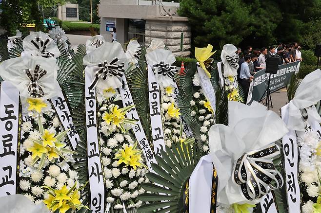 서울 서초구 서이초등학교에서 신규교사가 극단적 선택을 한 것과 관련해 한국노총 조합원들이 20일 오후 서울시교육청 앞에서 기자회견을 열고 조속한 진상규명과 교권이 존중되는 정당한 교육활동을 위한  법·제도 개선을 촉구하고 있다. [사진 출처 = 연합뉴스]