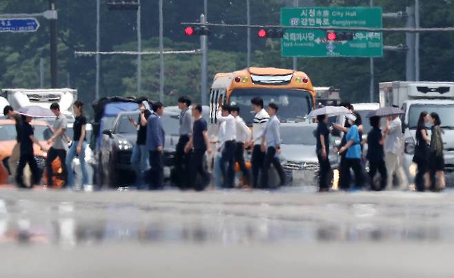 금요일인 21일 중복(中伏)으로 전국 대부분 지역의 최고 체감온도가 33도 이상으로 올라 매우 무더울 것으로 보인다. 사진은 지난 21일 서울 영등포구 여의도 여의대로 일대 뜨겁게 달궈진 아스팔트 위로 아지랑이가 피어오르는 모습. /사진=뉴스1