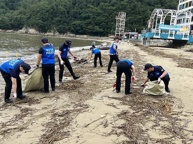 [거제=뉴시스] 신정철 기자= 통영해양경찰서(서장 주용현)는 지난 19일, 거제시 옥포동 소재 덕포해수욕장을 방문하여 해양쓰레기 수거 봉사활동을 벌이고 있다.(사진=통영해경 제공).2023.07.20. photo@newsis.com *재판매 및 DB 금지