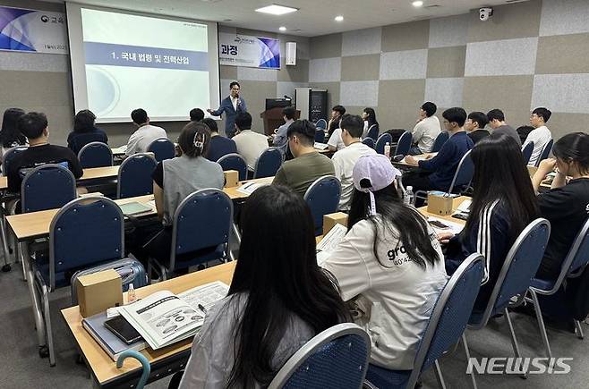 [전주=뉴시스]윤난슬 기자 = 한국전기안전공사는 오는 21일까지 군산새만금컨벤션센터에서 전북지역 대학생 30명을 대상으로 에너지신산업 인재 양성 전문가 코칭 프로그램을 운영한다고 20일 밝혔다.(사진=전기안전공사 제공)