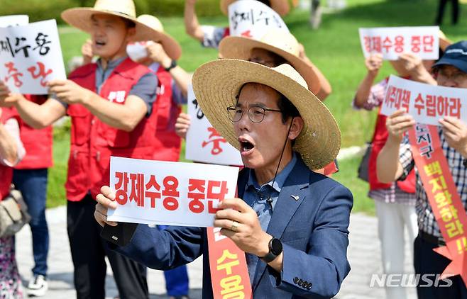 [광주=뉴시스] 김혜인 기자 = KTX투자선도지구 통합대책위가 20일 오전 광주 서구 광주시청에서 기자회견을 열고 한국토지주택공사(LH)의 일방적인 토지수용 강행을 규탄하고 있다. 2023.07.20. hyein0342@newsis.com