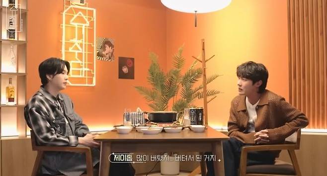 [서울=뉴시스] 지난 19일 방탄소년단 유튜브 채널 '방탄TV'를 통해 '슈취타' 영상이 공개됐다. 이번 방송에서 제이홉과 슈가가 허심탄회하게 대화를 나눴다. (사진= 유튜브 채널 '방탄TV' 캡처) 2023.07.20. photo@newsis.com *재판매 및 DB 금지